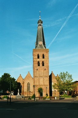 Oude Kerk - Vooraanzicht van toren met zijbeuken