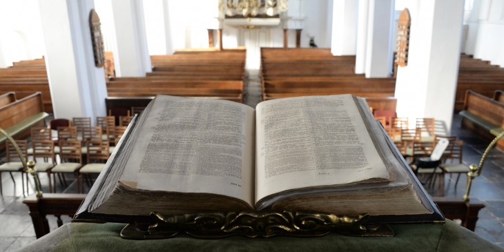 geopende Bijbel in de oude Kerk