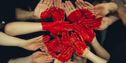 rood hart geschilderd op handen